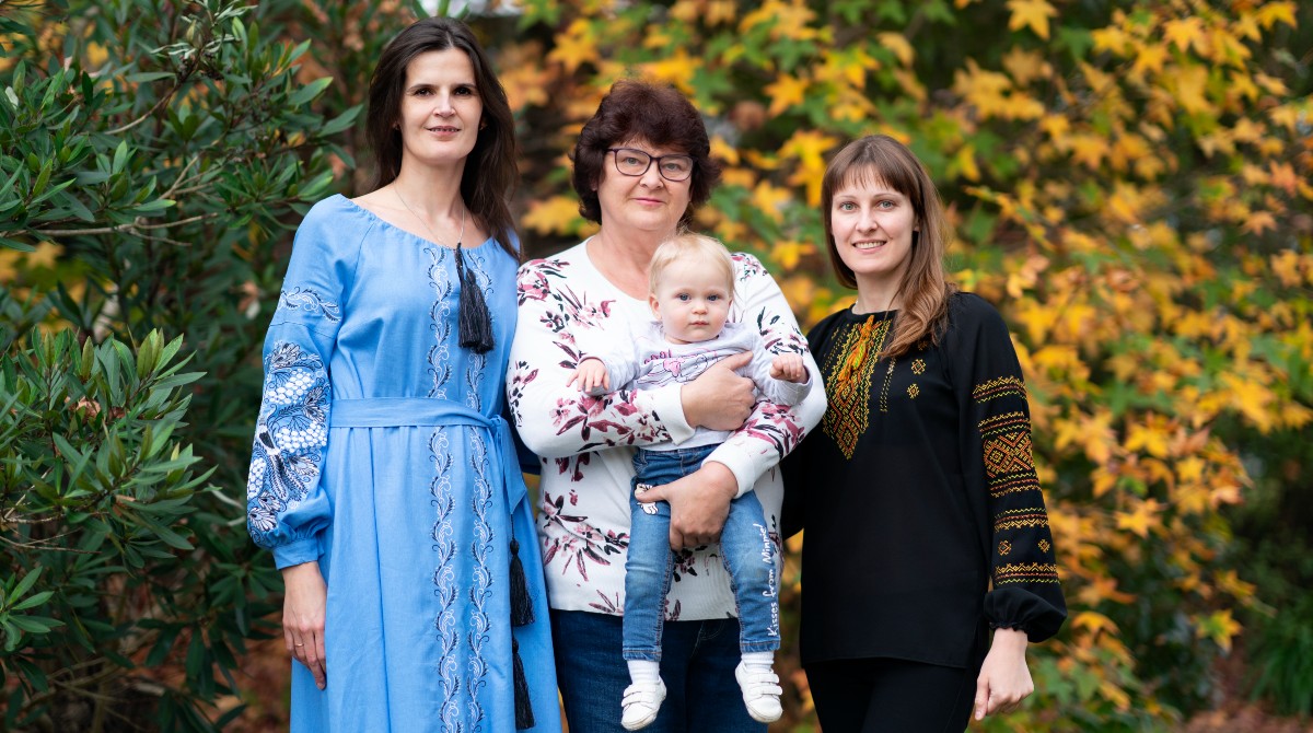 Olha-Lyeskakova-with-her-mother-sister-and-niece